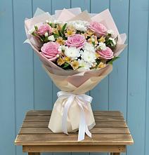 Букет цветов из:  Гвоздики, Орхидеи и Розы в Синдор