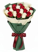 Букет Микс из красных и белых роз в Синдор