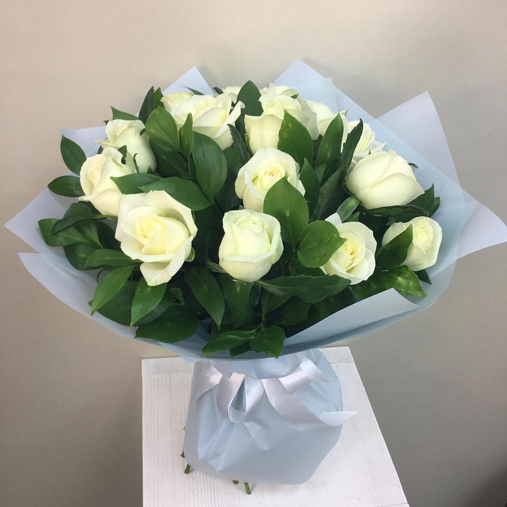Букет 15 Белых роз Проуд в Синдор