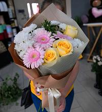 Букет цветов из:  Герберы, Розы и Хризантемы в Синдор
