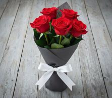 Букет 5 Красных роз Эдлесс Лав в Синдор