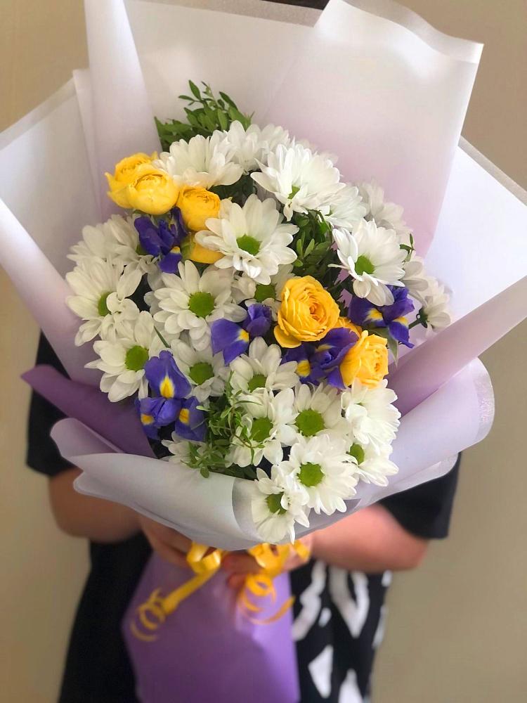 Букет цветов из: Ирисы, Хризантемы и Розы в Синдор