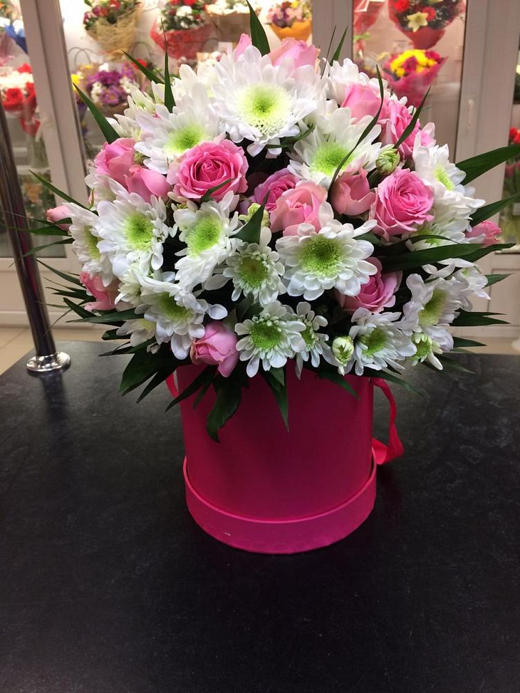 Цветочная композиция из Розы и Хризантемы в шляпной коробке в Синдор