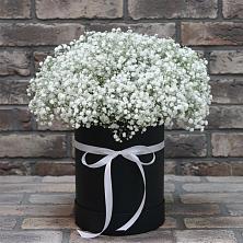 Цветочная композиция из Гипсофила в шляпной коробке в Синдор