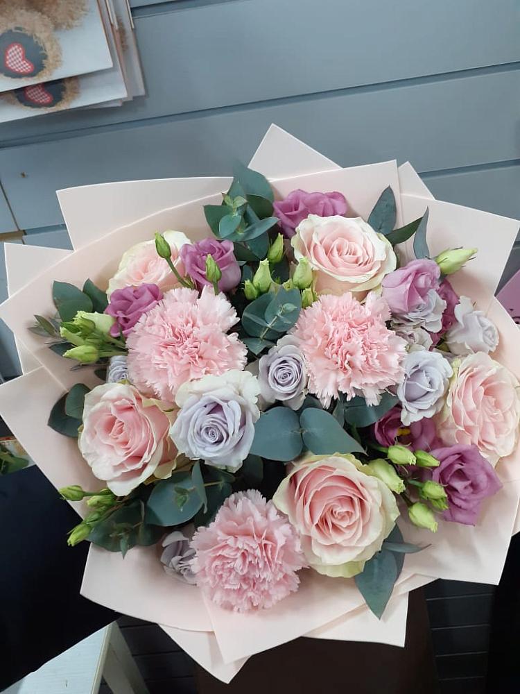 Букет цветов из: Розы, Гвоздики и Лизиантусы в Синдор