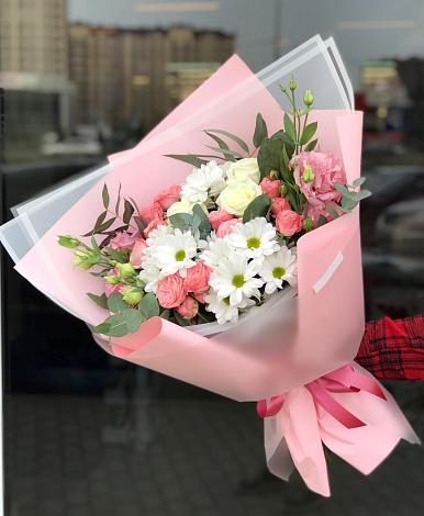 Букет цветов из: Розы, Лизиантусы и Хризантемы в Синдор