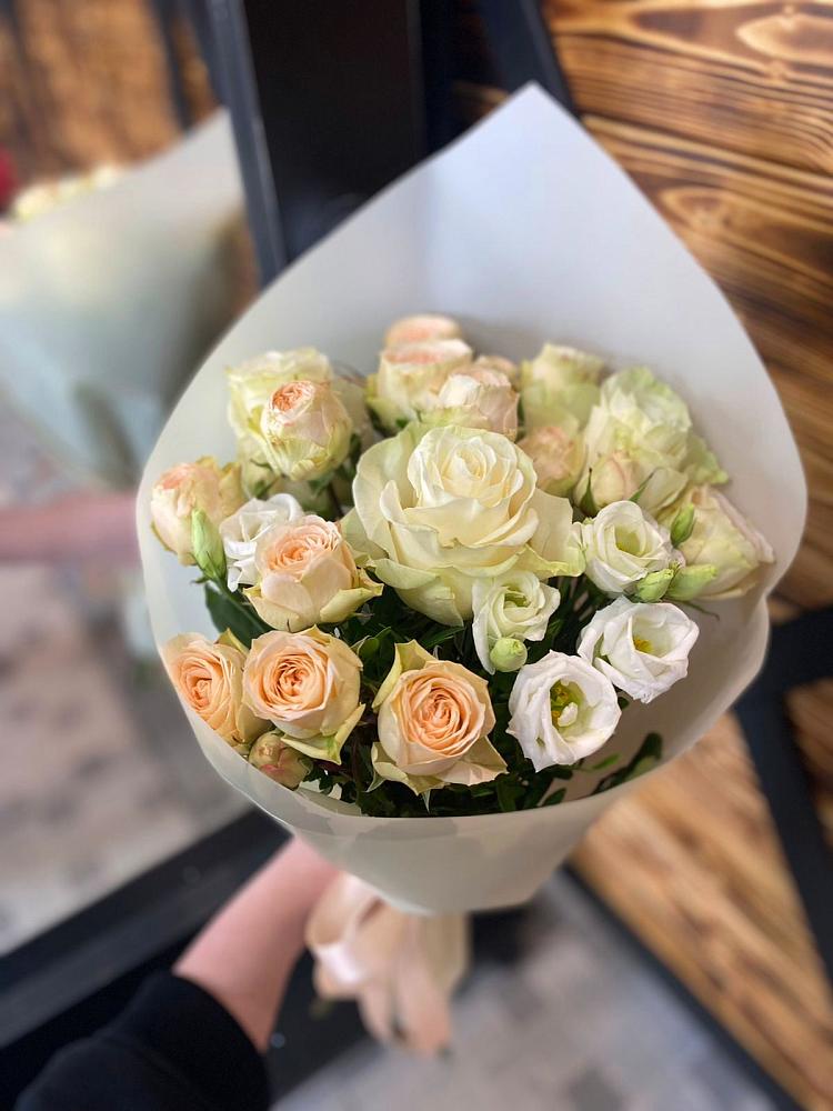 Букет цветов из: Розы и Лизиантусы в Синдор